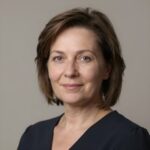 Профессиональный портрет уверенного адвоката по семейному праву на нейтральном размытом фоне